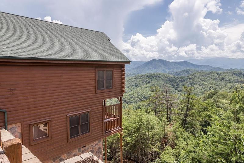 3117 Lakeview Lodge Dr, Sevierville, TN 37862