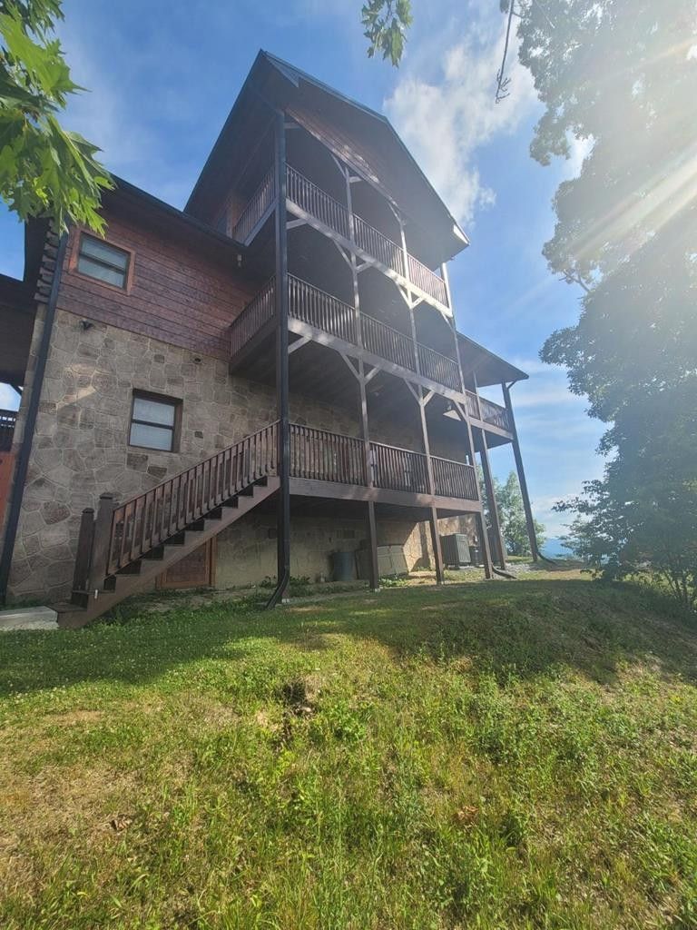 2405 Breezy Ridge Dr, Sevierville, TN 37876