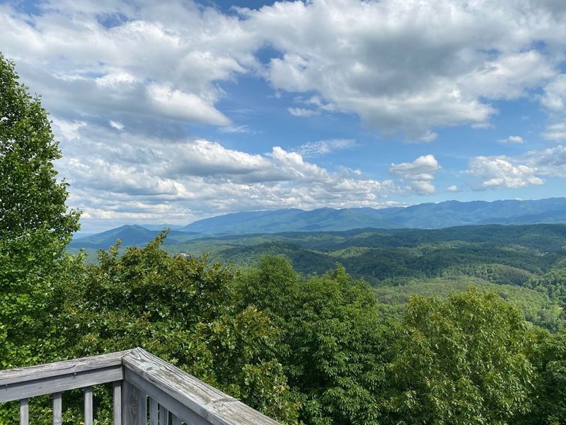 2158 Sanders Ln, Sevierville, TN 37876