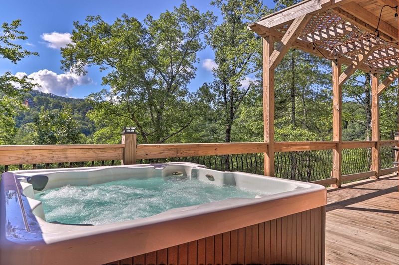 2001 Turkey Creek Way #ITSSHINEOCLOCKSOMEWHERE, Sevierville, TN 37862