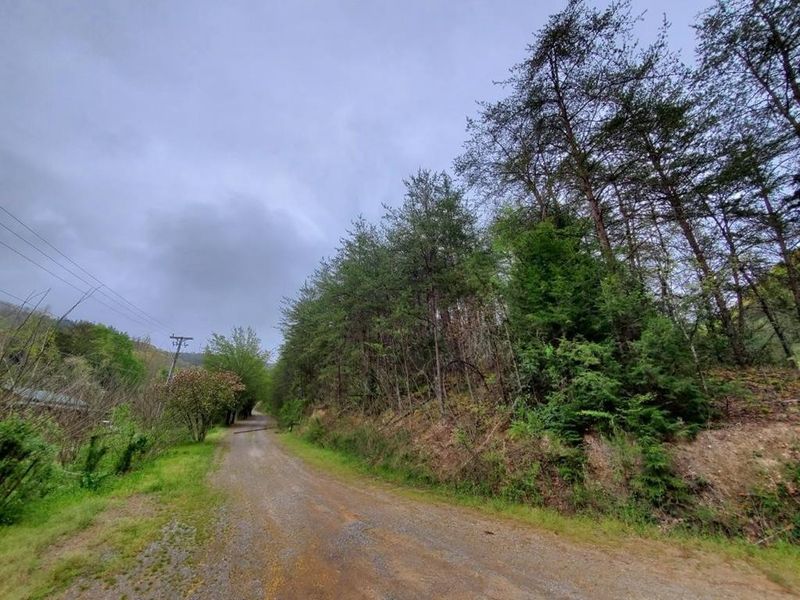 1741 Upper Middle Creek Rd, Sevierville, TN 37876