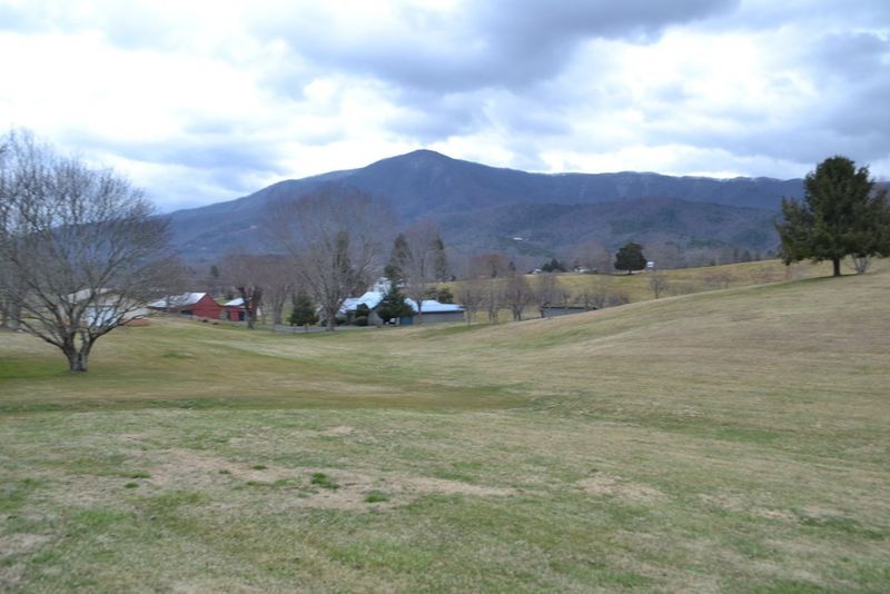 3949 Roundtop Dr, Sevierville, TN 37862