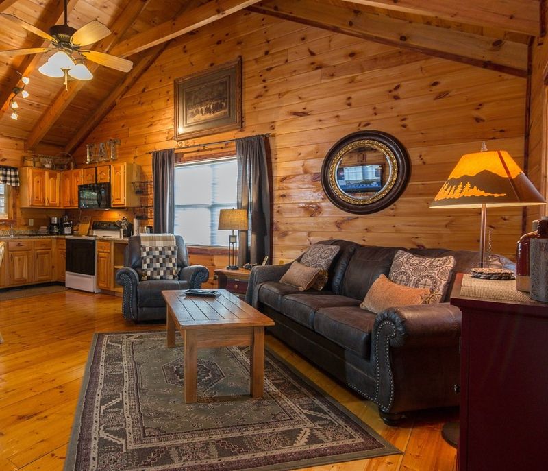 2015 Piney Overlook Ln #KEYTOMYHEART, Sevierville, TN 37862