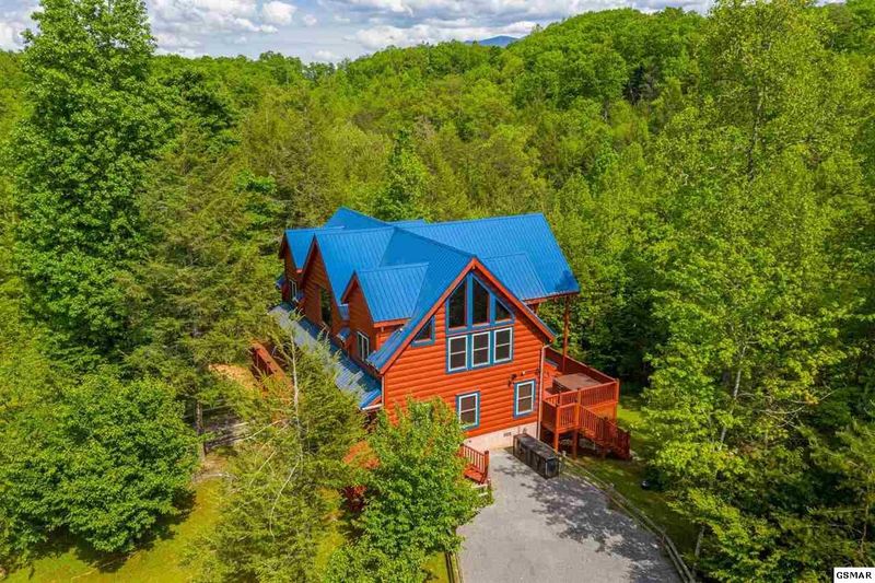 2560 Treehouse Ln, Sevierville, TN 37876