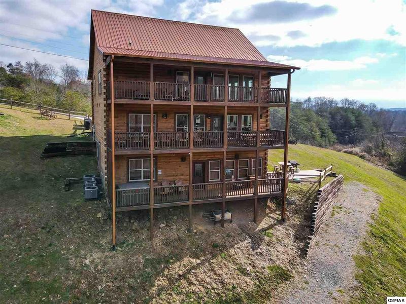 333 Oak Lake Dr, Sevierville, TN 37876