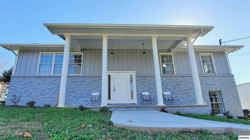 1112 Smokyview Dr, Sevierville, TN 37862