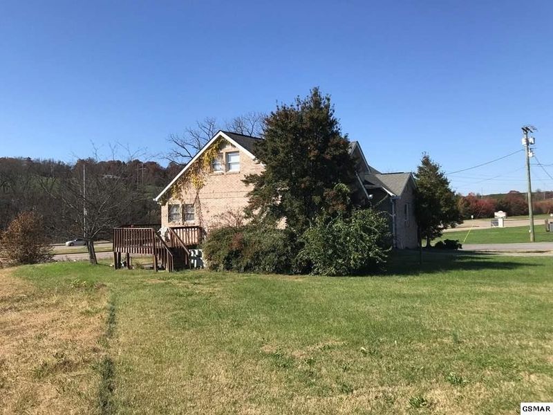 1415 Middle Creek Rd, Sevierville, TN 37862