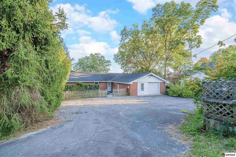 313 2nd Ave, Lenoir City, TN 37771