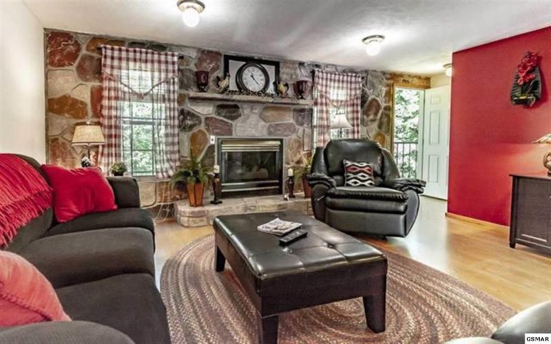 3930 Dollys Dr, Sevierville, TN 37876