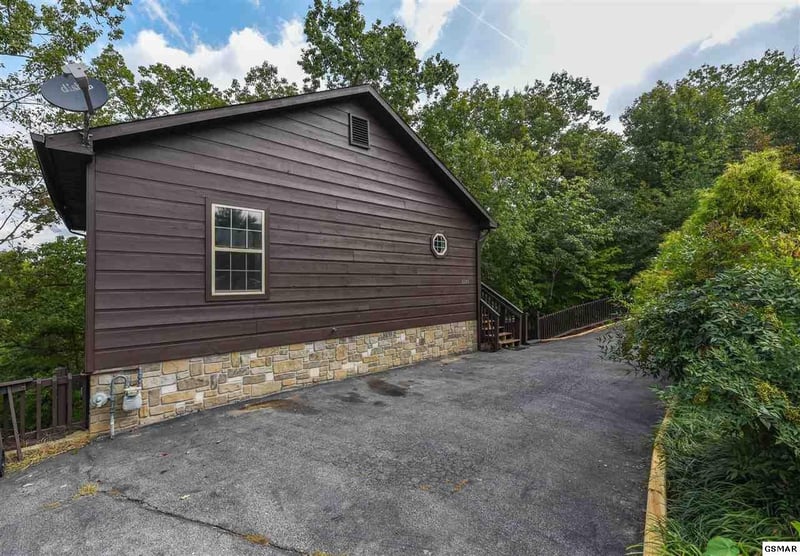 3241 Gold Dust Dr, Sevierville, TN 37863