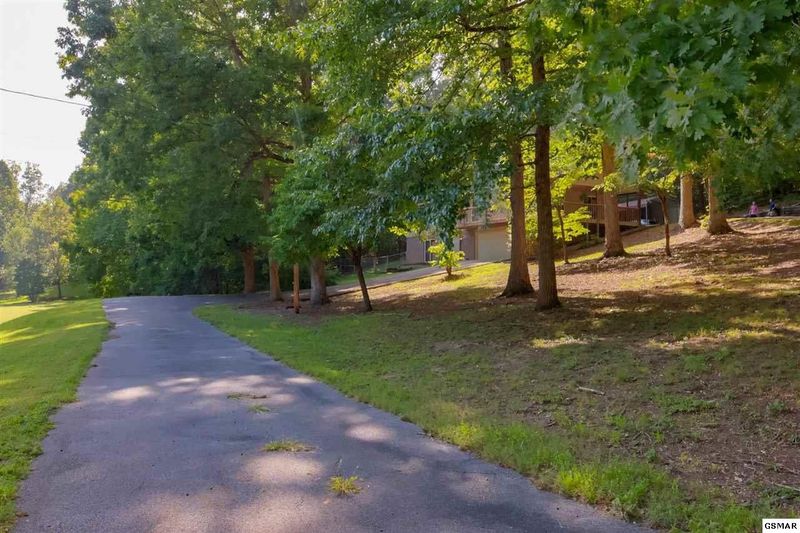 319 Pembroke Dr, Sevierville, TN 37876