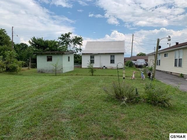 207 Pigeon St, Sevierville, TN 37863