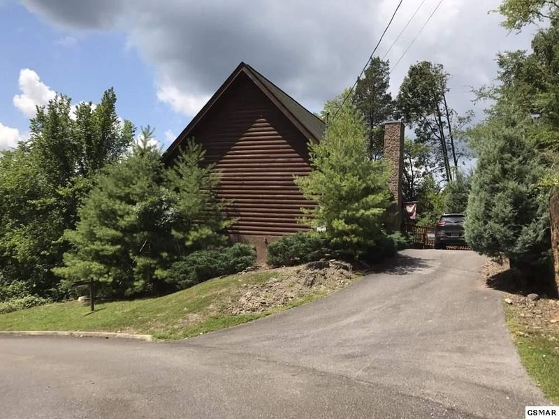 2025 Eagle Feather Dr, Sevierville, TN 37876