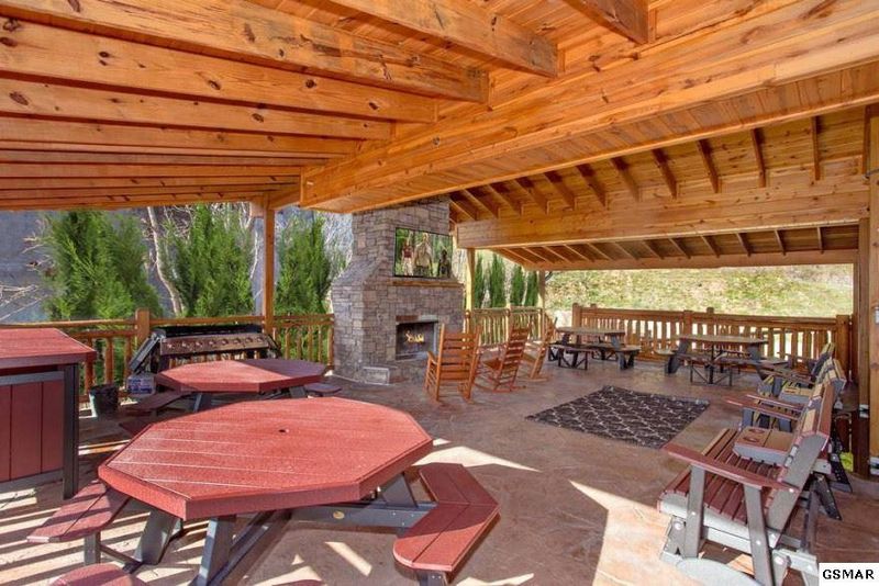 1935 Blackthorn Trl, Sevierville, TN 37862
