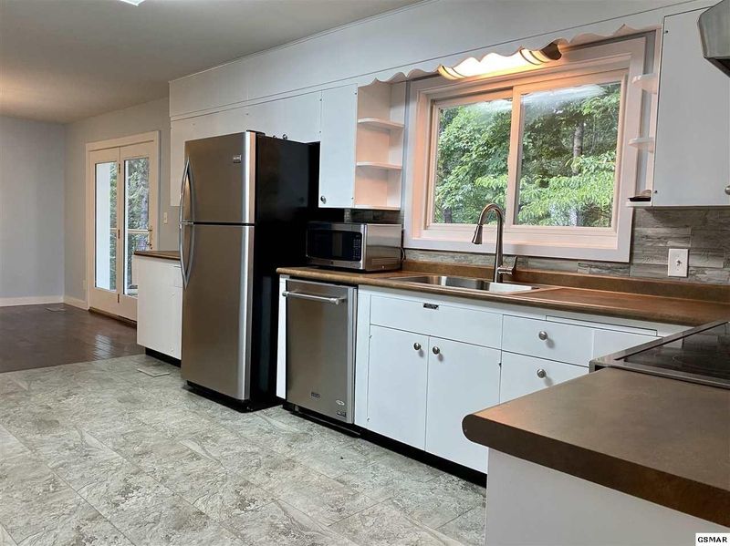 405 Oak Dr, Sevierville, TN 37862