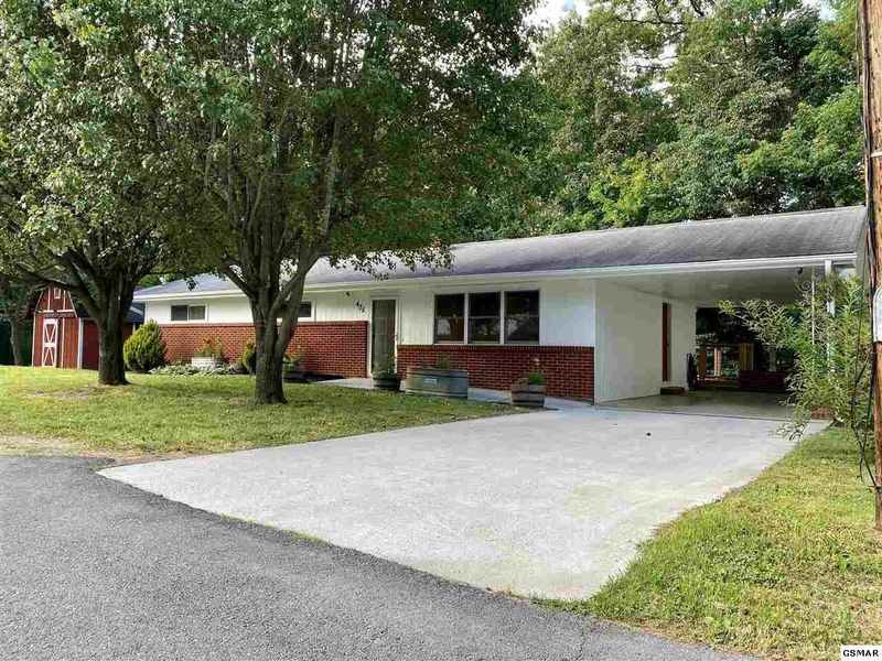 405 Oak Dr, Sevierville, TN 37862