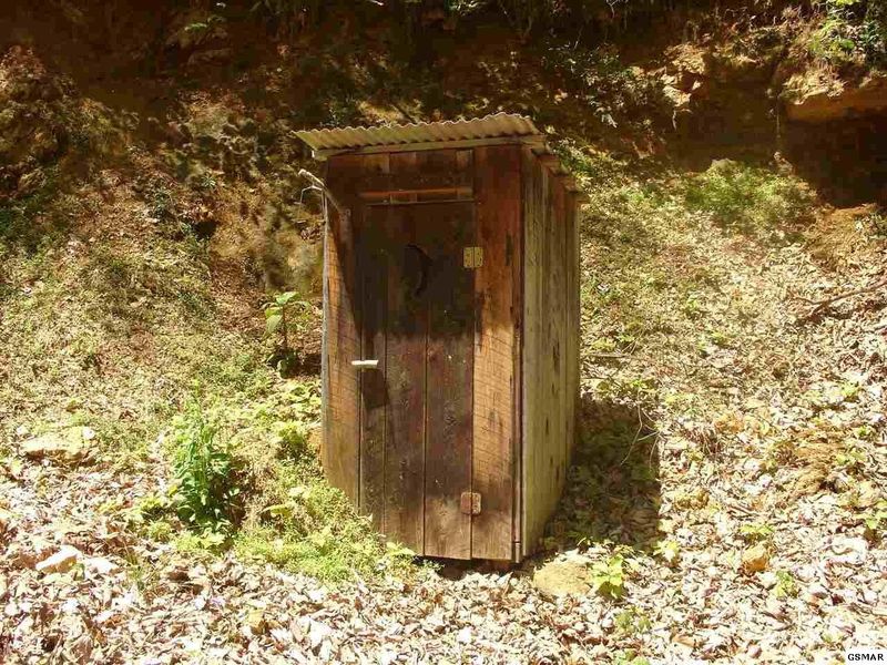1131 Trailer Park Ln, Sevierville, TN 37876