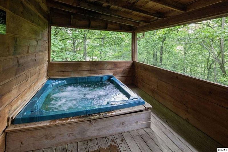 745 Ski View Ln, Sevierville, TN 37876
