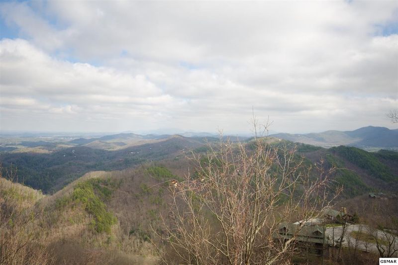3131 Lakeview Lodge Dr, Sevierville, TN 37862