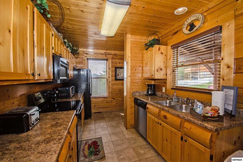 3131 Lakeview Lodge Dr, Sevierville, TN 37862