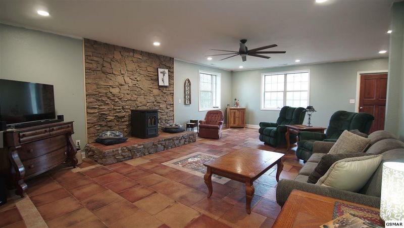 456 Unitia Rd, Lenoir City, TN 37772