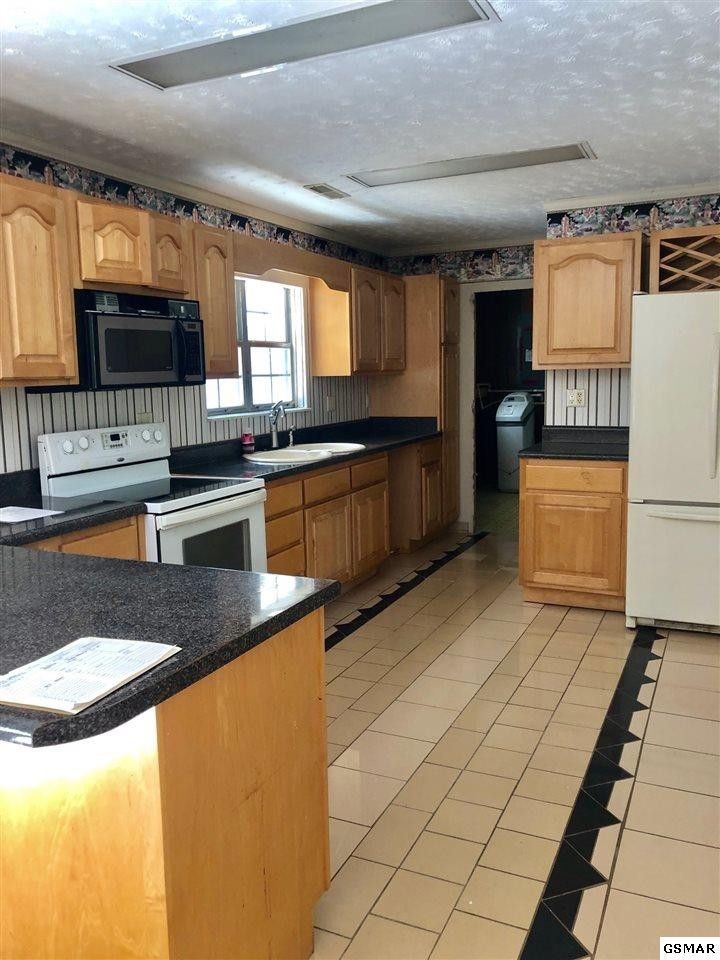 1021 Honey Ln, Sevierville, TN 37876