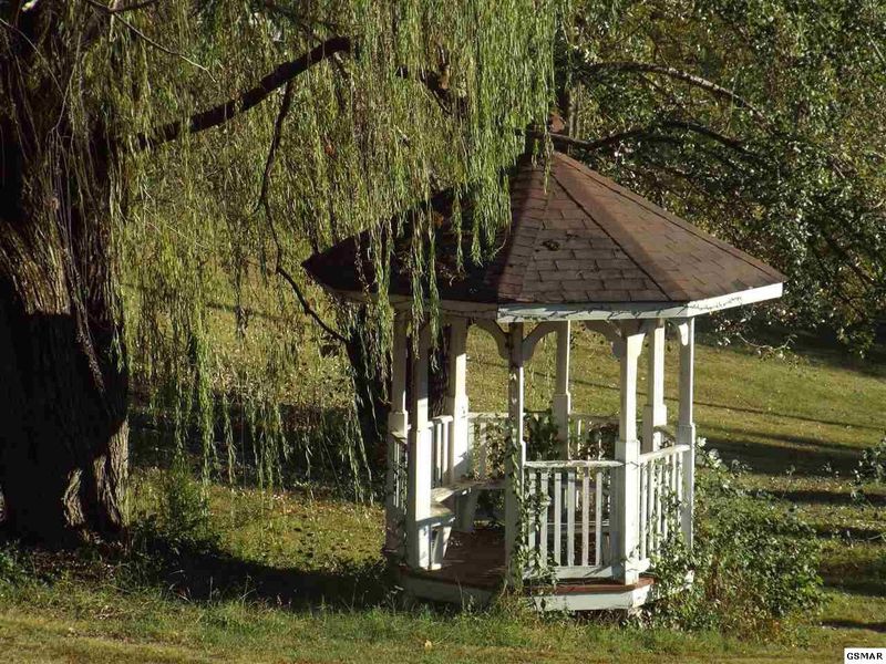 1135 Vista Dr, Sevierville, TN 37862