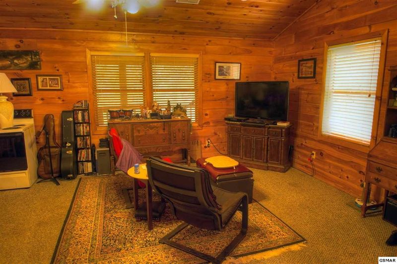 4737 Henry Town Rd, Sevierville, TN 37876