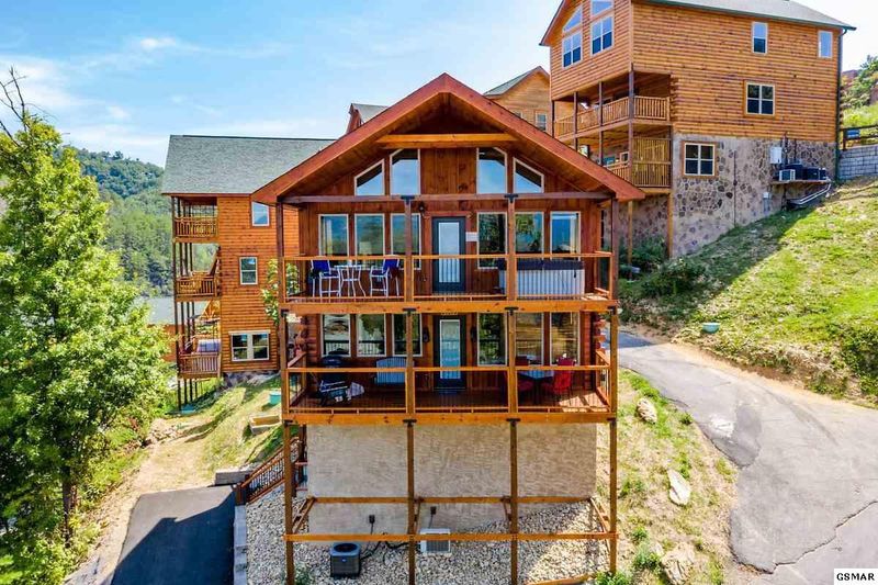 905 Black Bear Cub Way, Sevierville, TN 37876