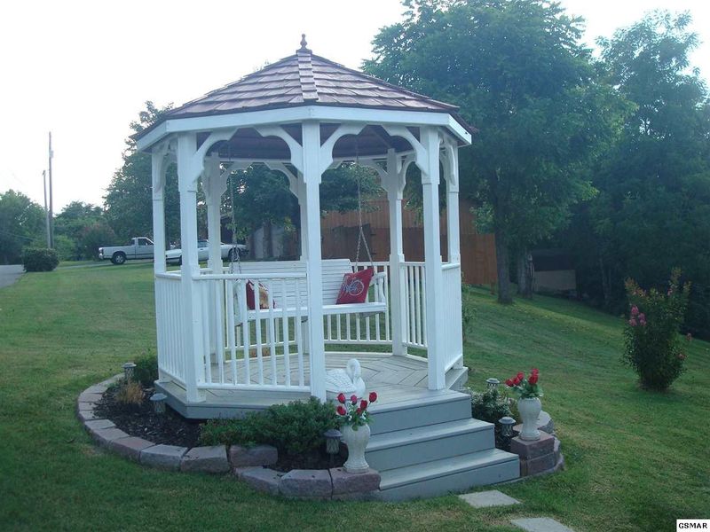 525 Mount Dr, Sevierville, TN 37876