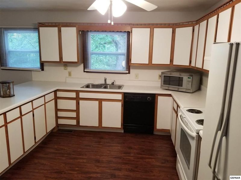 1805 Cedar Point Rd, Sevierville, TN 37876
