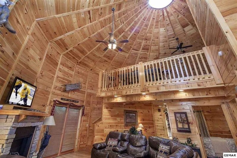 1082 Towering Oaks Dr, Sevierville, TN 37876