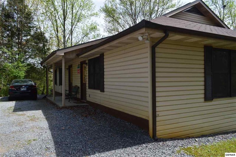 634 Middle Creek Rd, Sevierville, TN 37862
