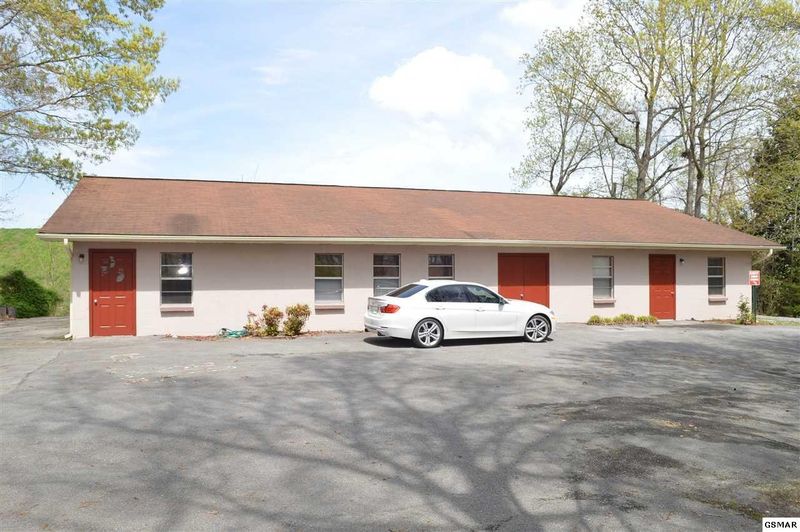 634 Middle Creek Rd, Sevierville, TN 37862