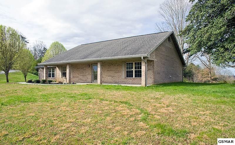 1366 Crystal View Dr, Sevierville, TN 37876