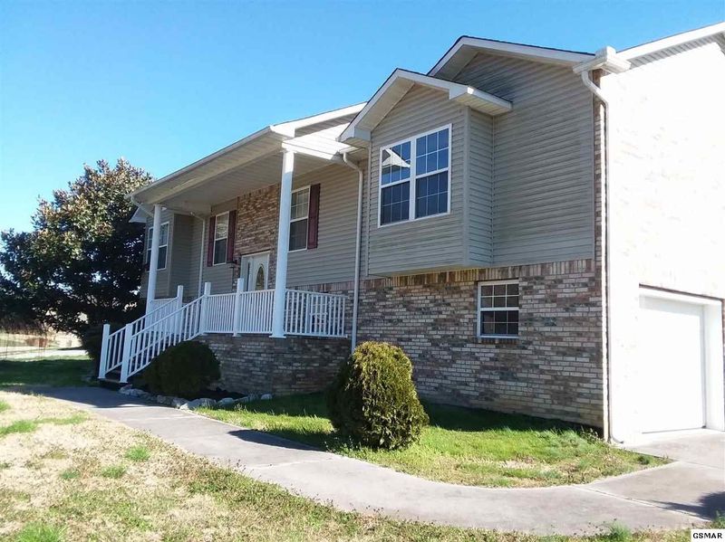 1372 River Run Cir, Sevierville, TN 37876