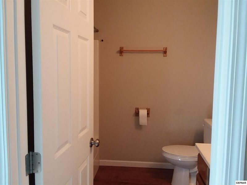 1734 Rivergate Dr, Sevierville, TN 37862