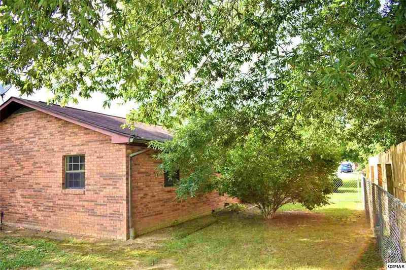 1249 Tulip Cir, Sevierville, TN 37862