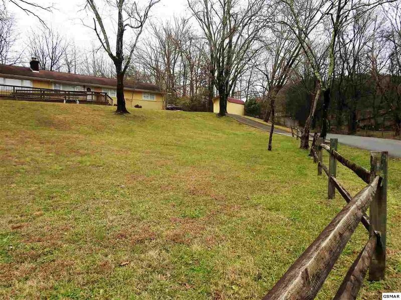 1670 Middle Creek Rd, Sevierville, TN 37862