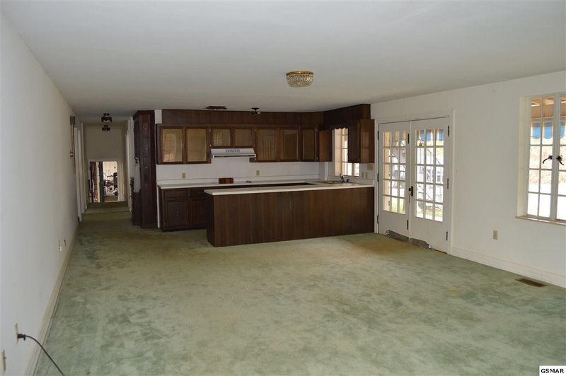 8710 Chapman Hw, Knoxville, TN 37920