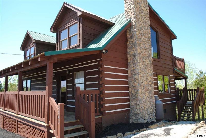 2047 Eagle Feather Dr, Sevierville, TN 37876