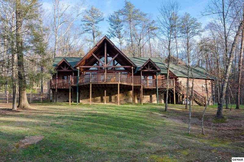 2533 Cloud View Rd, Sevierville, TN 37862