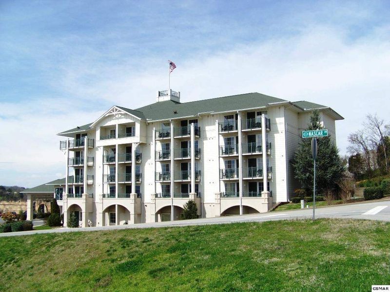 121 Nascar Dr, Sevierville, TN 37862