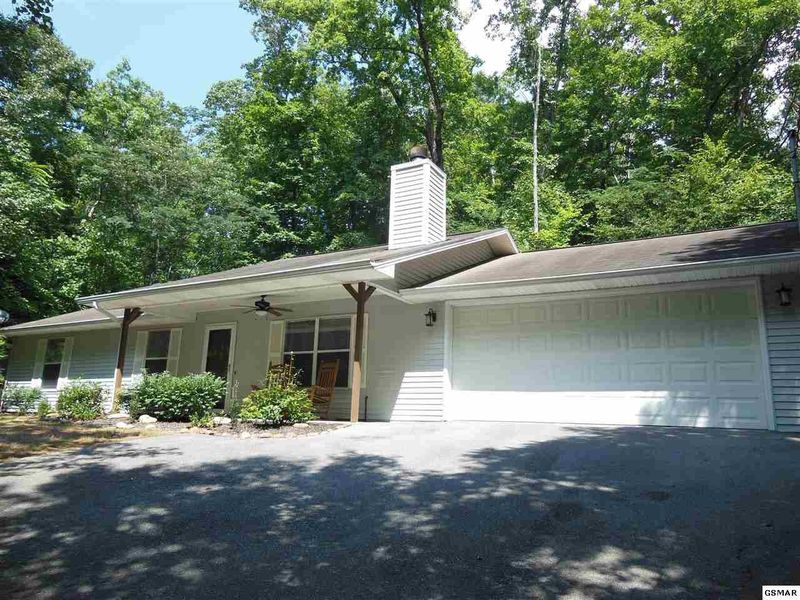 1060 Mark Ann Ln, Sevierville, TN 37862