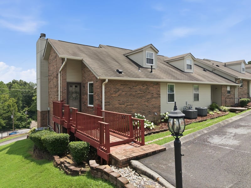 204 Village Cir W, Dickson, TN 37055