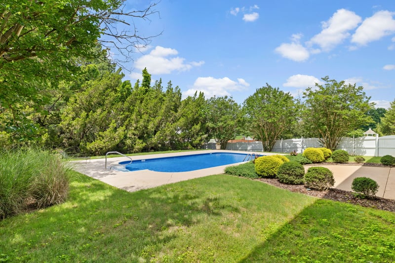 101 E Meadow Hill Dr, Florence, AL 35633