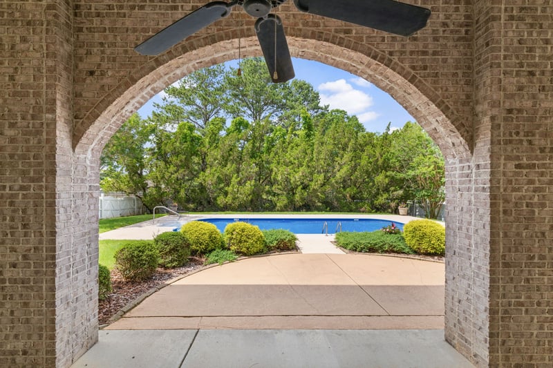 101 E Meadow Hill Dr, Florence, AL 35633