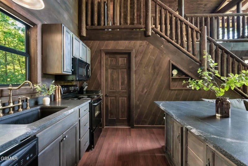 4225 Dollys Dr, Sevierville, TN 37876
