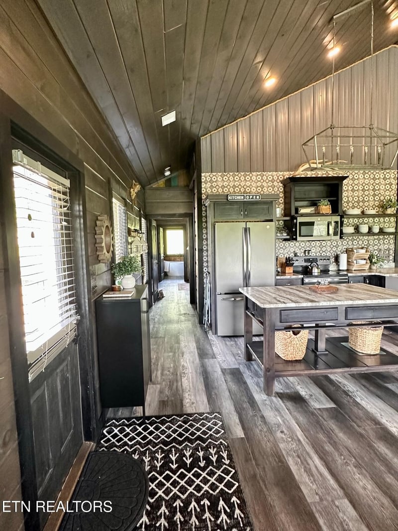 330 Oak Lake Dr, Sevierville, TN 37876