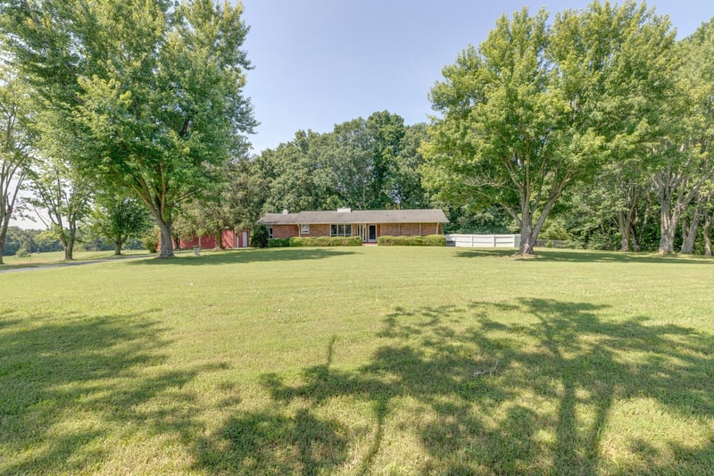 1075 Batson Mill Rd, Charlotte, TN 37036
